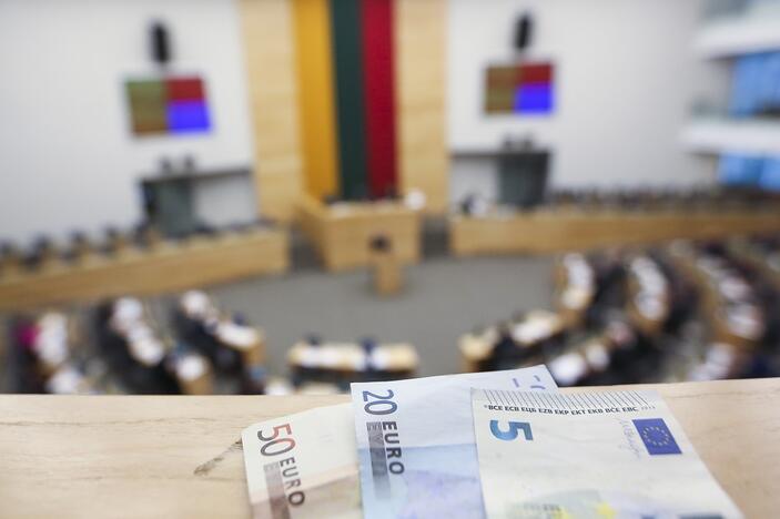 Seimas linkęs PVM lengvatą maitinimo verslui pratęsti pusmečiui (papildyta)