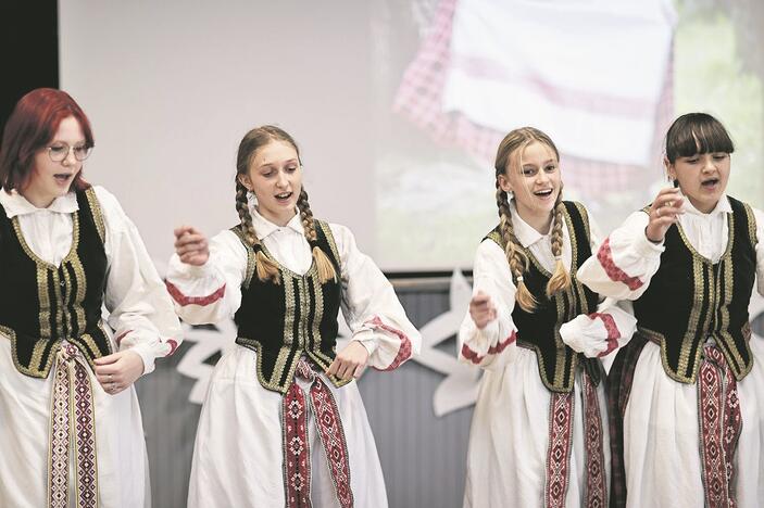 Užduotys: moksleiviai atliko įvairias užduotis: dainavo liaudies dainas, sutartines, grojo tautiniais instrumentais, šoko, dalijosi žiniomis apie legendas, sakmes. 