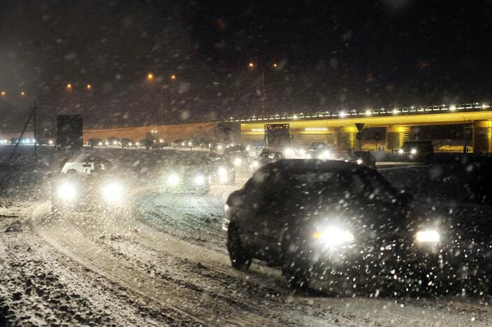 Įspėja vairuotojus: naktį eismo sąlygas sunkins snygis, plikledis, lijundra, rūkas