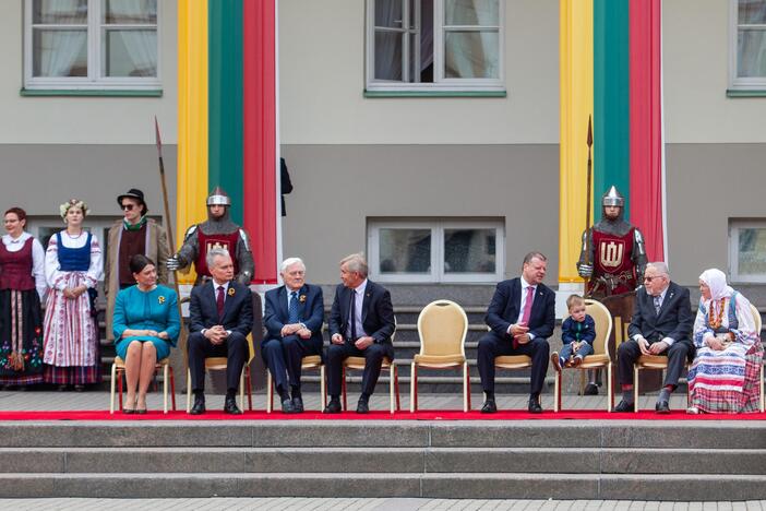 Vėliavų pakėlimo ceremonija S. Daukanto aikštėje