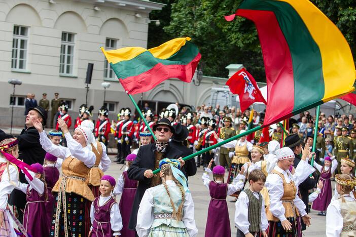 Vėliavų pakėlimo ceremonija S. Daukanto aikštėje