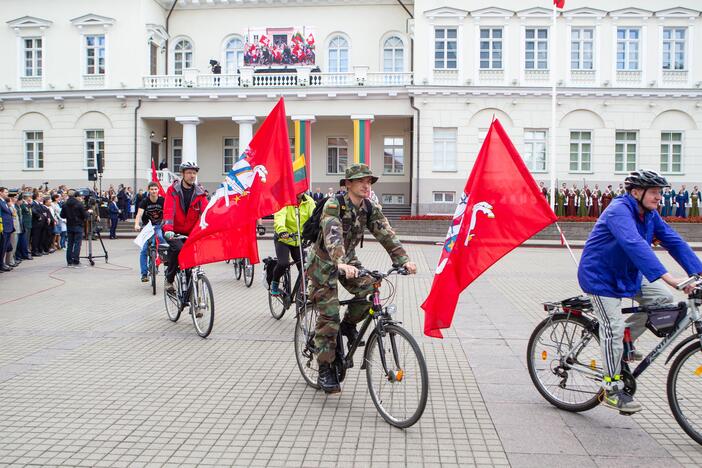 Vėliavų pakėlimo ceremonija S. Daukanto aikštėje