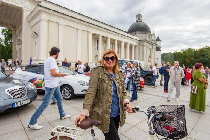 Į Taliną pajudės automobilių kolona