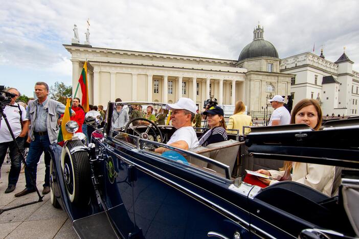 Į Taliną pajudės automobilių kolona