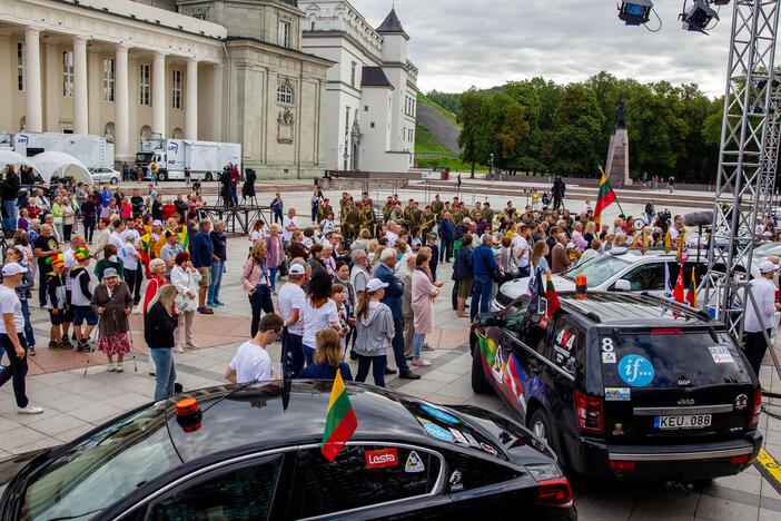 Į Taliną pajudės automobilių kolona