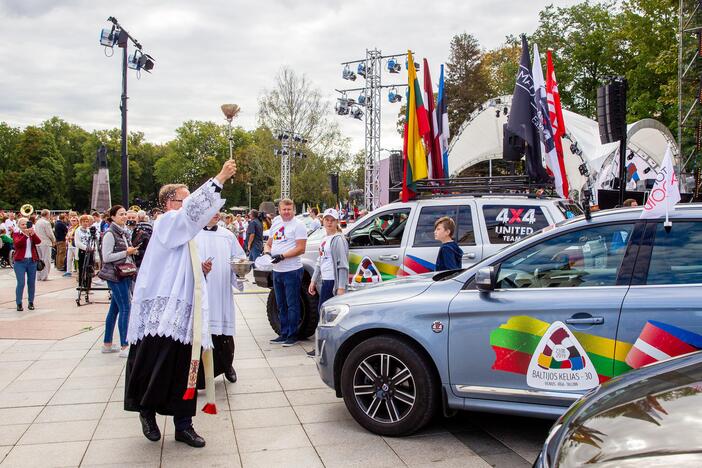 Į Taliną pajudės automobilių kolona