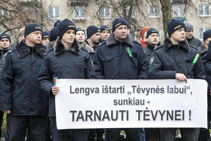 Pareigūnų protestas prie Seimo