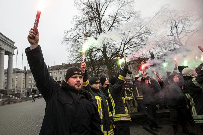 Pareigūnų protestas prie Seimo