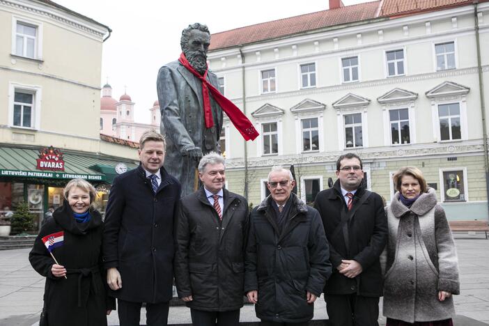 Kroatai J. Basanavičių papuošė kaklaraiščiu