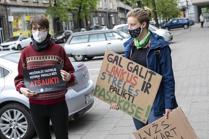 Aktyvistų protestas prieš medžioklę lankais