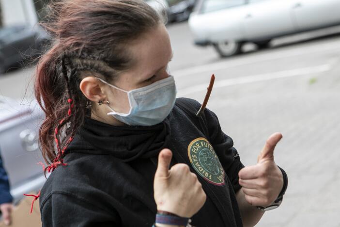 Aktyvistų protestas prieš medžioklę lankais