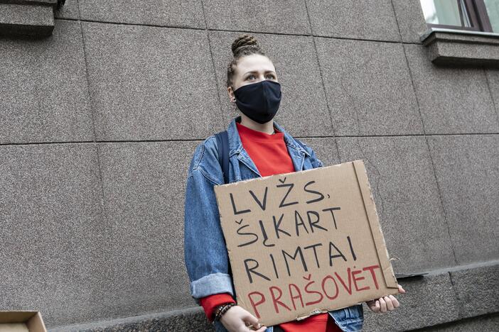 Aktyvistų protestas prieš medžioklę lankais