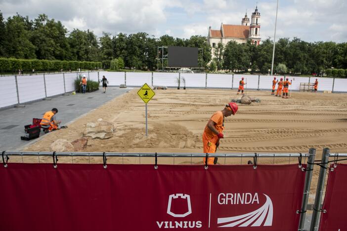 Lukiškių aikštėje ruošiamas paplūdimys