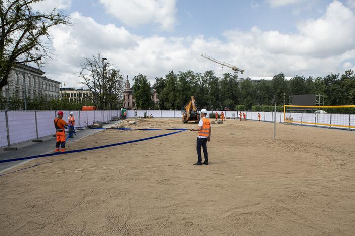 Lukiškių aikštėje ruošiamas paplūdimys