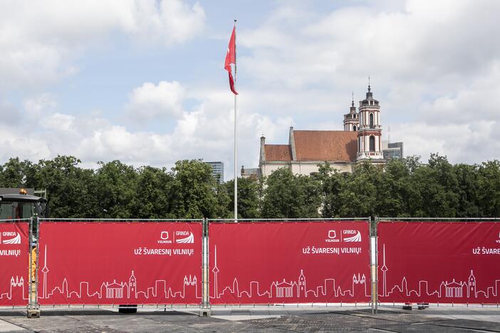 Lukiškių aikštėje ruošiamas paplūdimys