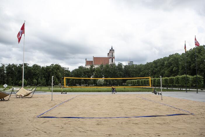 Lukiškių aikštėje atidarytas paplūdimys