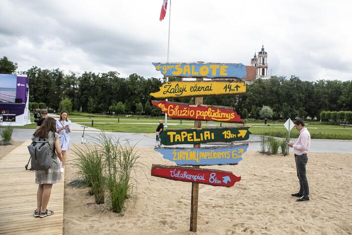 Lukiškių aikštėje atidarytas paplūdimys