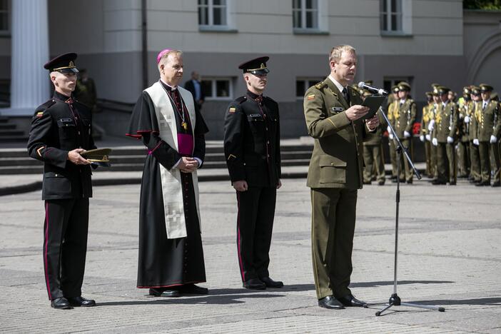 Kariūnams suteiktas pirmasis karininko laipsnis