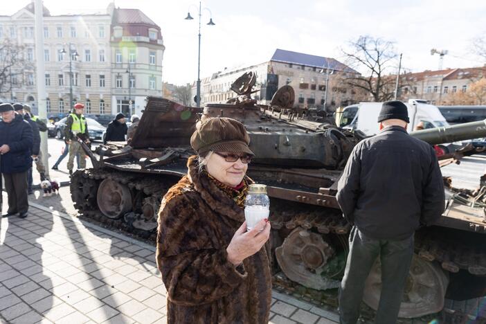 Prie rusų tanko – lankytojai su žvakėmis ir gėlėmis