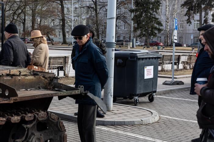 Prie rusų tanko – lankytojai su žvakėmis ir gėlėmis