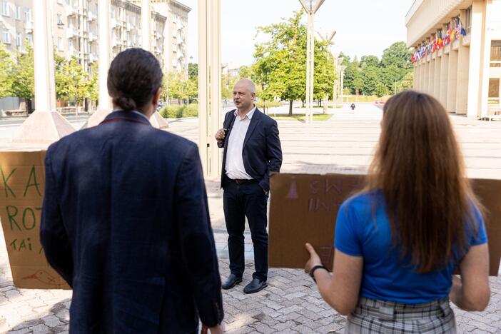 Protestas prieš naktinių taikiklių įteisinimą medžioklėje