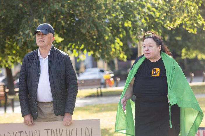 Protestas prieš naktinių taikiklių įteisinimą medžioklėje