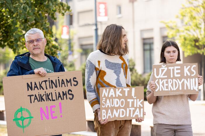 Protestas prieš naktinių taikiklių įteisinimą medžioklėje