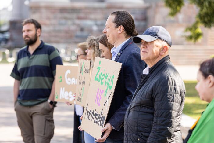 Protestas prieš naktinių taikiklių įteisinimą medžioklėje