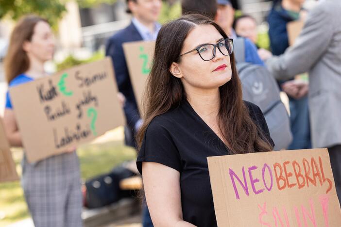 Protestas prieš naktinių taikiklių įteisinimą medžioklėje