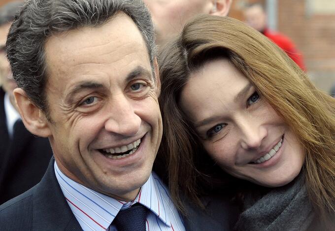 2011 m. Prancūzijos prezidento Nicolas Sarkozy žmona, buvusi supermanekenė Carla Bruni-Sarkozy pagimdė dukrelę.