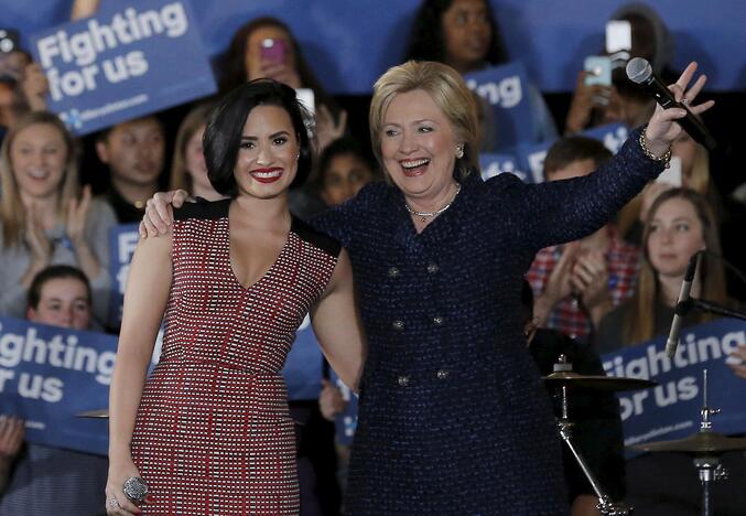 Popžvaigždė D. Lovato sudalyvavo H. Clinton rinkimų kampanijos mitinge