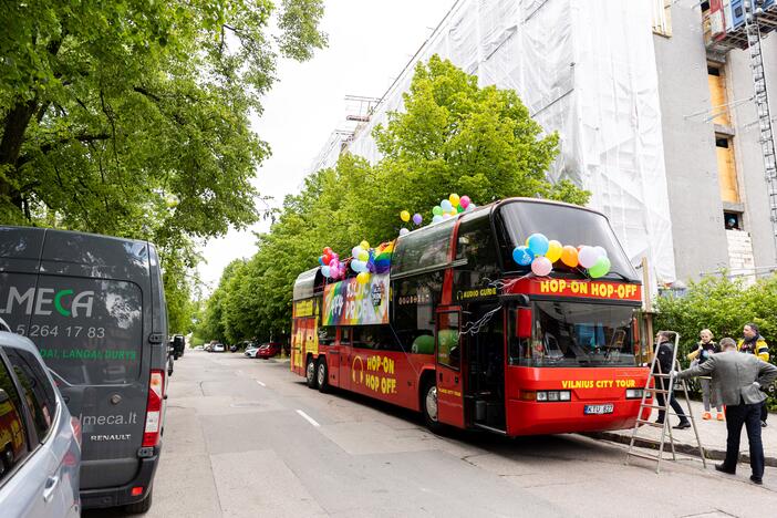 Pajudėjo „Baltic Pride“ Vaivorykštės autobusas