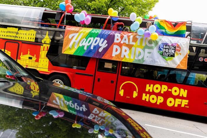 Pajudėjo „Baltic Pride“ Vaivorykštės autobusas