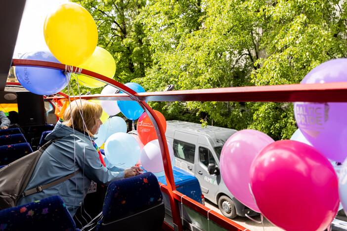 Pajudėjo „Baltic Pride“ Vaivorykštės autobusas