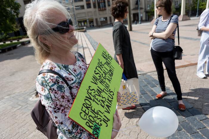 Mamų piketas dėl naujos motinystės išmokų tvarkos