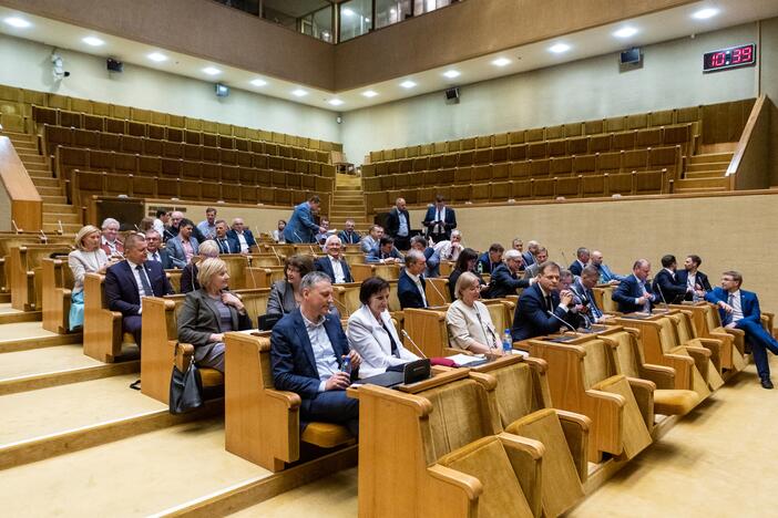 Opozicijos protestas: dirba kitoje salėje