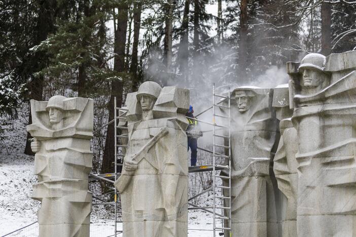 Antakalnio kapinėse ardomos sovietinės stelos