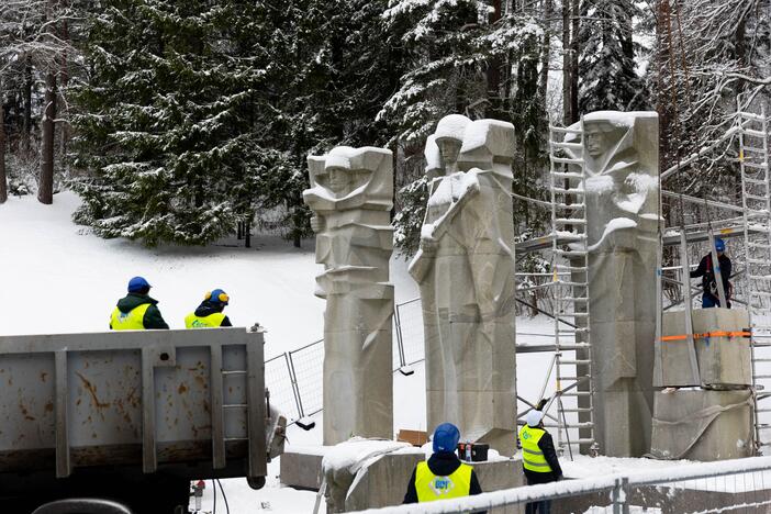 Antakalnio kapinėse nukeltos sovietinės skulptūros