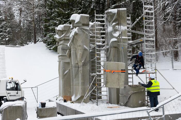 Antakalnio kapinėse nukeltos sovietinės skulptūros