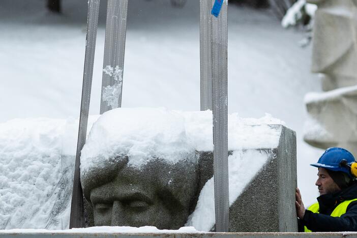 Antakalnio kapinėse nukeltos sovietinės skulptūros