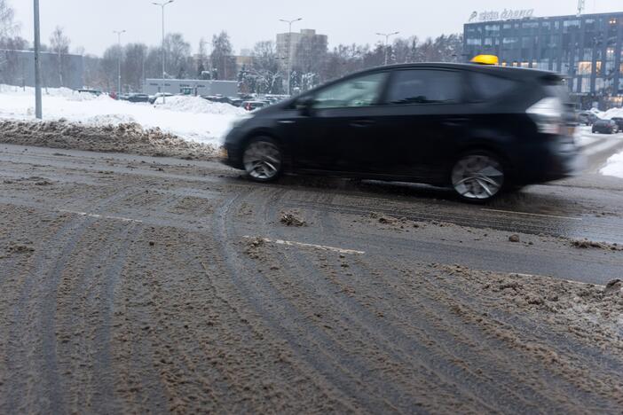 Lietuvoje eismą apsunkino plikledis