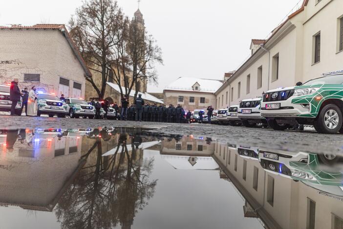 Policijos pareigūnams perduoti nauji tarnybiniai automobiliai