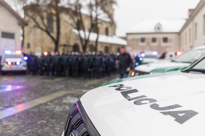 Policijos pareigūnams perduoti nauji tarnybiniai automobiliai