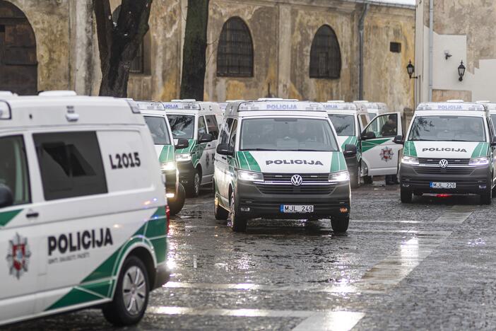 Policijos pareigūnams perduoti nauji tarnybiniai automobiliai