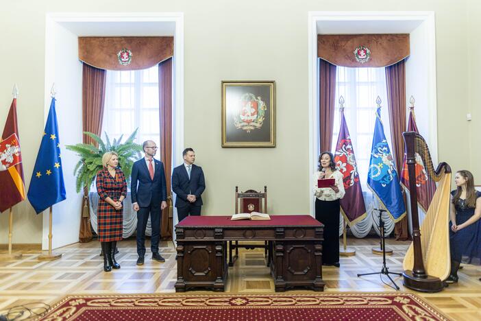 Vilniuje – iškilminga vėliavų pakėlimo ceremonija