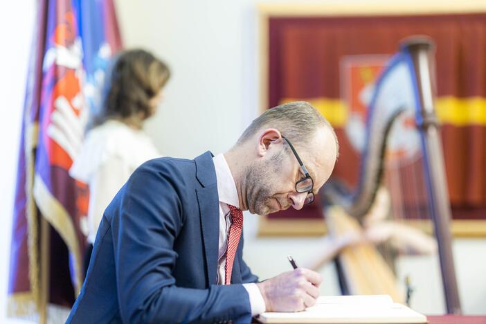 Vilniuje – iškilminga vėliavų pakėlimo ceremonija