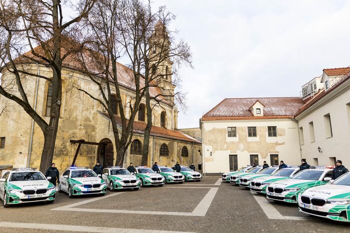 Policijai perduota NATO viršūnių susitikimui įsigytų automobilių