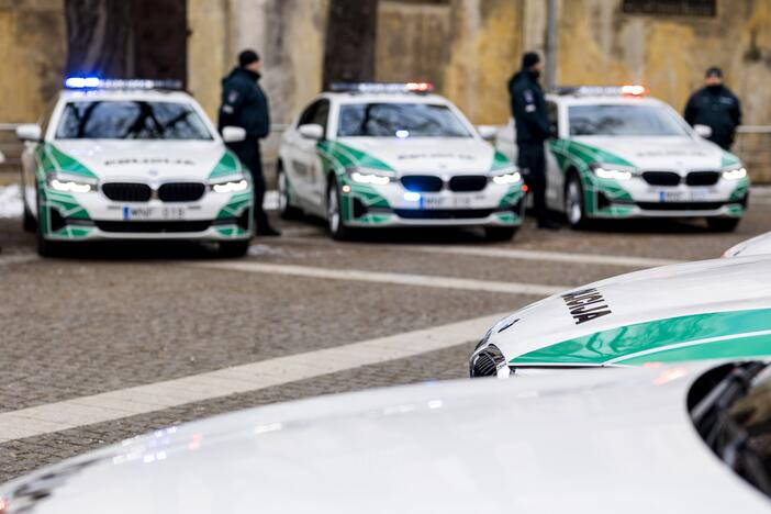 Policijai perduota NATO viršūnių susitikimui įsigytų automobilių