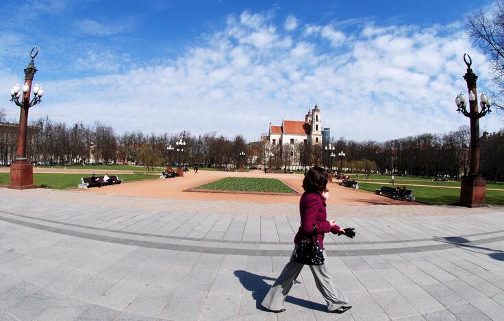 Lukiškių aikštę už 2 mln. eurų tvarkys trys įmonės