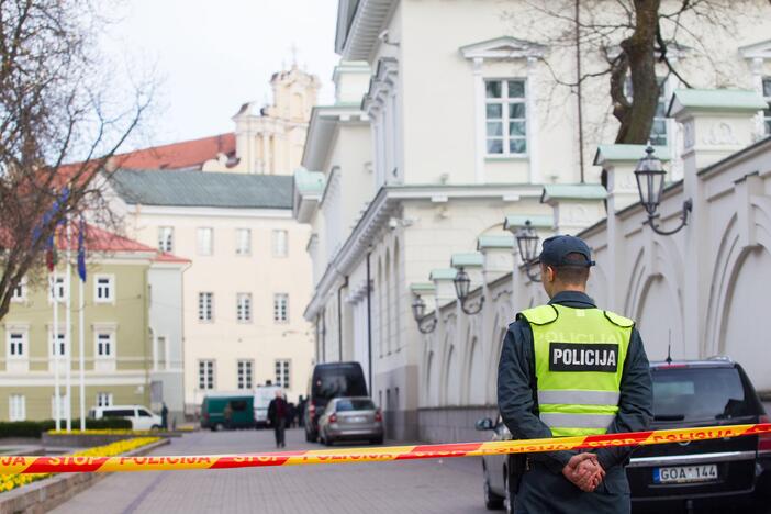 Prie Prezidentūros susisprogdinti grasinęs vyras lieka už grotų